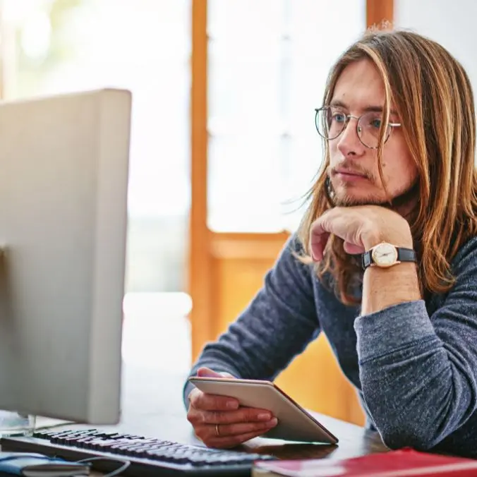 medewerker checkt verdere optimalisatie van de procedure