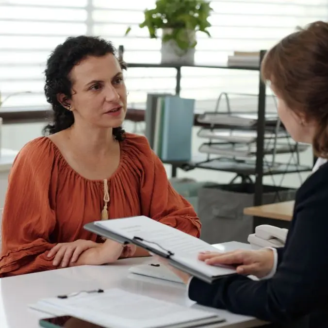 maatschappelijk werker en haar cliënten