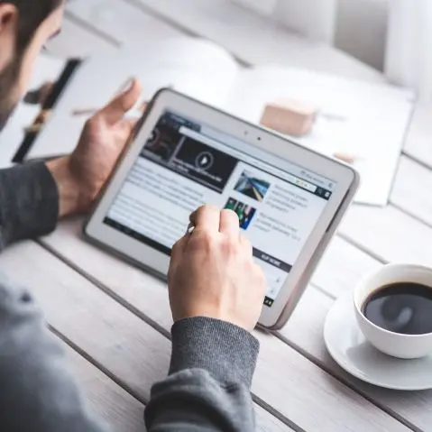 man leest omzendbrief
