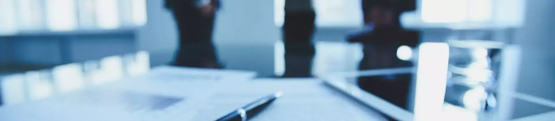 medewerkers op de achtergrond